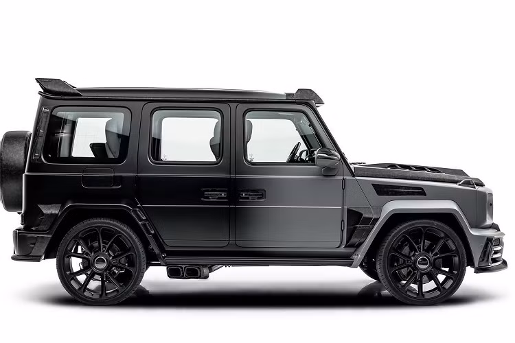 Ngoài ra, nội thất của xe cũng được bọc lại hoàn toàn với da màu đen cùng họa tiết đan chéo cao cấp, tên Mansory được dập ở trên các phần mặt ghế ngồi. Các ghế ngồi của chiếc xe này được trang bị ghế cỡ lớn, giúp đem lại trải nghiệm tốt hơn cho người ngồi.