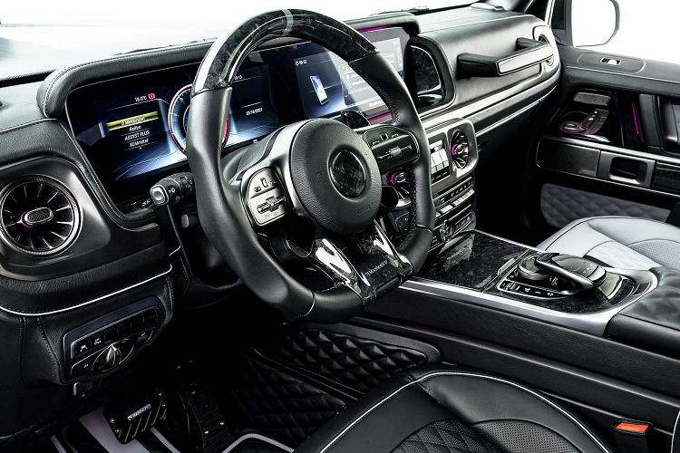 Phía trên kính lái, bộ đèn LED trợ sáng cũng được trang bị với phần khung làm bằng sợi carbon siêu nhẹ. Mansory bổ sung thêm cho xe phần cản trước mới, cản sau, cánh gió trên nóc xe và nhiều chi tiết hoàn thiện bằng vật liệu carbon cao cấp.