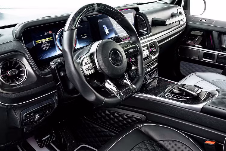 Phía trên kính lái, bộ đèn LED trợ sáng cũng được trang bị với phần khung làm bằng sợi carbon siêu nhẹ. Mansory bổ sung thêm cho xe phần cản trước mới, cản sau, cánh gió trên nóc xe và nhiều chi tiết hoàn thiện bằng vật liệu carbon cao cấp.