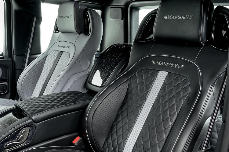 Đặc biệt hơn cả, chiếc xe được sơn màu ngoại thất hiệu ứng với màu đen ở phía sau và màu trắng ở phía trước. Phong cách chuyển màu này đã từng khá thịnh hành trong thời gian vừa qua.