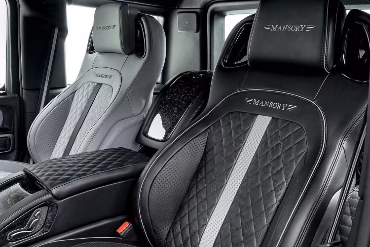 Đặc biệt hơn cả, chiếc xe được sơn màu ngoại thất hiệu ứng với màu đen ở phía sau và màu trắng ở phía trước. Phong cách chuyển màu này đã từng khá thịnh hành trong thời gian vừa qua.