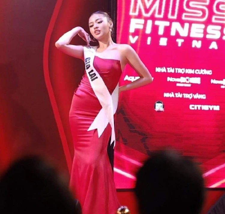 'Hot girl trung ran' Tran Thanh Tam di thi hoa hau