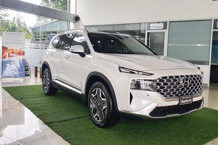 Vua tang gia Hyundai SantaFe lai bi kem “lac” toi 35 trieu dong