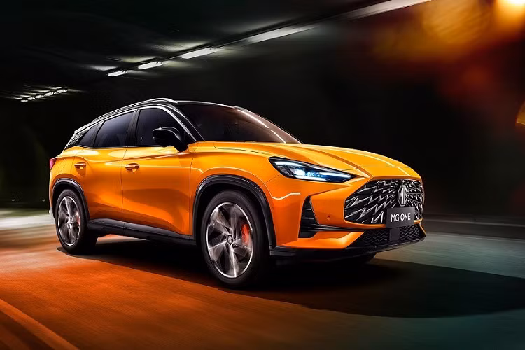 Không chỉ rẻ hơn, mẫu xe SUV MG One β 2022 còn sở hữu phong cách thiết kế khác biệt so với phiên bản α. Theo đó, xe được trang bị lưới tản nhiệt màu đen, kéo dài sang khe gió ở hai bên và bộ vành 5 chấu hình ngôi sao. Ngay cả mắt lưới tản nhiệt của MG One β 2022 cũng không giống phiên bản α.