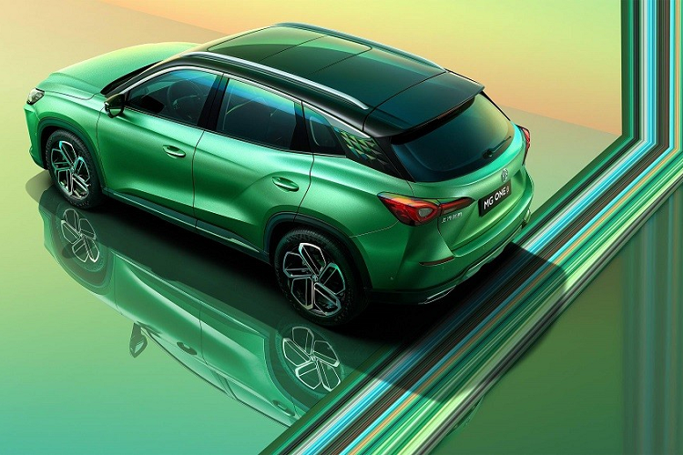 Ngoài ra, MG One 2022 còn được trang bị chip Snapdragon 8155 của hãng Qualcomm nhằm mang đến nội thất thông minh. Bên cạnh đó là công nghệ mở/khóa cửa bằng điện thoại thông minh, được áp dụng cho toàn bộ 5 cửa của xe. Đặc biệt, MG One 2022 còn có công nghệ hỗ trợ lái xe bán tự động. Gói công nghệ này bao gồm hệ thống phát hiện điểm mù, phanh khẩn cấp tự động và hỗ trợ chuyển làn đường.