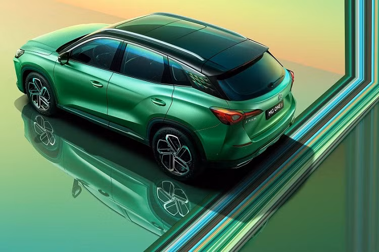 Ngoài ra, MG One 2022 còn được trang bị chip Snapdragon 8155 của hãng Qualcomm nhằm mang đến nội thất thông minh. Bên cạnh đó là công nghệ mở/khóa cửa bằng điện thoại thông minh, được áp dụng cho toàn bộ 5 cửa của xe. Đặc biệt, MG One 2022 còn có công nghệ hỗ trợ lái xe bán tự động. Gói công nghệ này bao gồm hệ thống phát hiện điểm mù, phanh khẩn cấp tự động và hỗ trợ chuyển làn đường.