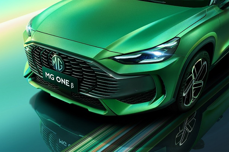 Dù ở phiên bản nào, MG One 2022 cũng được trang bị đầu xe dốc xuống dưới, gợi liên tưởng đến hình ảnh "cá mập săn mồi". Thêm vào đó là cụm đèn pha có thiết kế dài, hẹp và sắc sảo, nằm giữa 3 dải đèn LED định vị ban ngày.