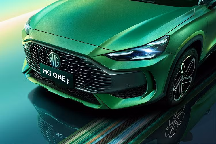 Dù ở phiên bản nào, MG One 2022 cũng được trang bị đầu xe dốc xuống dưới, gợi liên tưởng đến hình ảnh "cá mập săn mồi". Thêm vào đó là cụm đèn pha có thiết kế dài, hẹp và sắc sảo, nằm giữa 3 dải đèn LED định vị ban ngày.