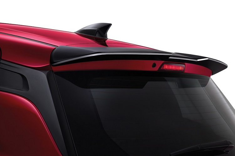 Những trang bị còn lại của Suzuki Swift GL Plus Limitless Edition 2022 không khác gì bản thường. Xe cũng có đèn pha Halogen, dải đèn LED định vị ban ngày nằm trên cản trước, gương chiếu hậu gập điện/chỉnh điện và bộ vành 15 inch với ốp la-zăng màu bạc.