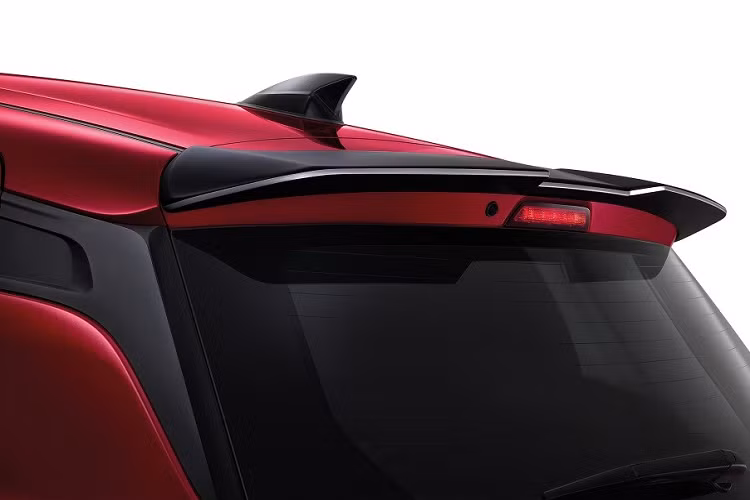 Những trang bị còn lại của Suzuki Swift GL Plus Limitless Edition 2022 không khác gì bản thường. Xe cũng có đèn pha Halogen, dải đèn LED định vị ban ngày nằm trên cản trước, gương chiếu hậu gập điện/chỉnh điện và bộ vành 15 inch với ốp la-zăng màu bạc.