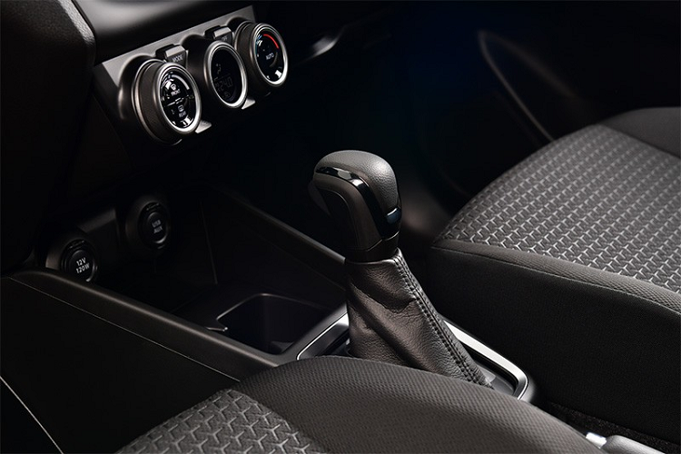 "Trái tim" của Suzuki Swift GL Plus Limitless Edition 2022 vẫn là động cơ xăng Dualjet 4 xi-lanh, dung tích 1.2L, sản sinh công suất tối đa 83 mã lực tại tua máy 6.000 vòng/phút và mô-men xoắn cực đại 108 Nm tại tua máy 4.400 vòng/phút. Động cơ kết hợp với hộp số biến thiên vô cấp CVT và tiêu thụ lượng xăng trung bình 23 km/lít (khoảng 4,34 lít/100 km). Lượng xăng tiêu thụ thấp có lẽ là điểm sáng hiếm hoi của mẫu xe hatchback hạng B này.