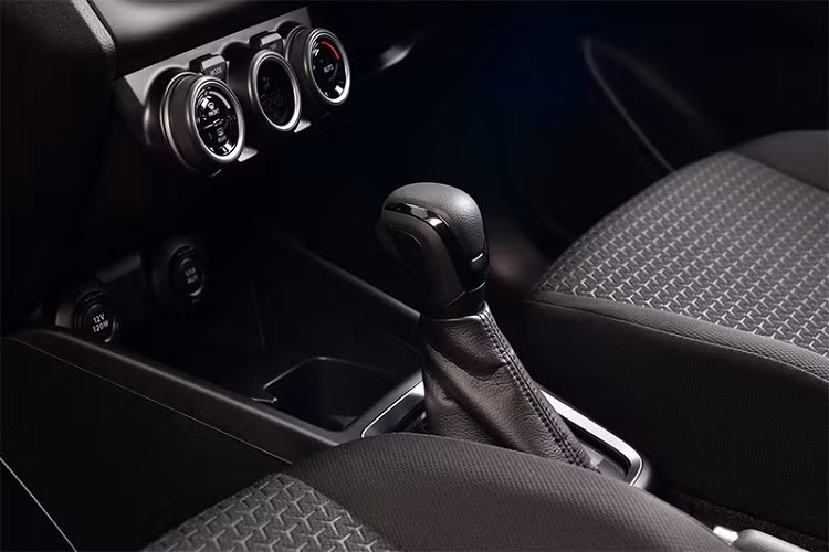 "Trái tim" của Suzuki Swift GL Plus Limitless Edition 2022 vẫn là động cơ xăng Dualjet 4 xi-lanh, dung tích 1.2L, sản sinh công suất tối đa 83 mã lực tại tua máy 6.000 vòng/phút và mô-men xoắn cực đại 108 Nm tại tua máy 4.400 vòng/phút. Động cơ kết hợp với hộp số biến thiên vô cấp CVT và tiêu thụ lượng xăng trung bình 23 km/lít (khoảng 4,34 lít/100 km). Lượng xăng tiêu thụ thấp có lẽ là điểm sáng hiếm hoi của mẫu xe hatchback hạng B này.