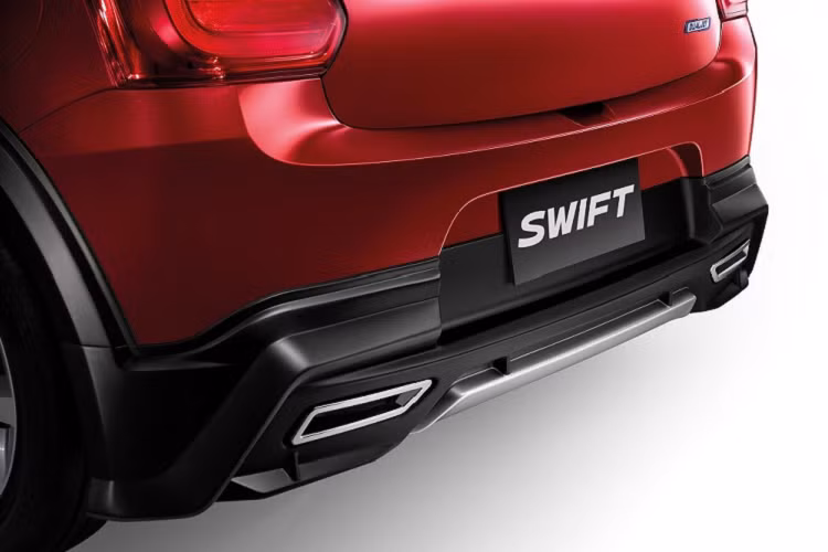 Theo đó, Suzuki Swift GL Plus 2022 bản thể thao đã được lắp thêm bộ body kit mới với thiết kế thể thao hơn để trở thành Limitless Edition. Bộ body kit này bao gồm cánh lướt gió trước, ốp bên sườn, cánh lướt gió sau đi kèm 2 đầu ống xả giả, cánh gió mui, ăng ten hình vây cá trên nóc và viền vòm bánh màu đen. Bên cạnh đó là đề-can trang trí mới theo phong cách xe đua trên cửa.
