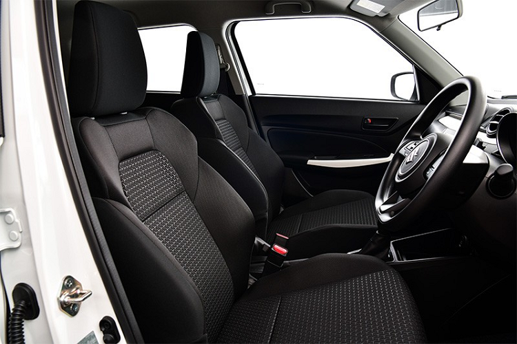 Bên cạnh đó là những trang bị an toàn như hệ thống kiểm soát hành trình, kiểm soát lực kéo, hỗ trợ khởi hành ngang dốc, hệ thống chống bó cứng phanh ABS, phân bổ lực phanh điện tử EBD và 2 túi khí trước. Nhìn chung, trang bị của mẫu xe này khá nghèo nàn và thua kém so với các đối thủ cùng phân khúc như Toyota Yaris hay Mazda2.