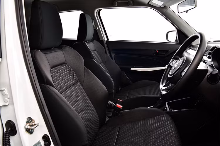 Bên cạnh đó là những trang bị an toàn như hệ thống kiểm soát hành trình, kiểm soát lực kéo, hỗ trợ khởi hành ngang dốc, hệ thống chống bó cứng phanh ABS, phân bổ lực phanh điện tử EBD và 2 túi khí trước. Nhìn chung, trang bị của mẫu xe này khá nghèo nàn và thua kém so với các đối thủ cùng phân khúc như Toyota Yaris hay Mazda2.