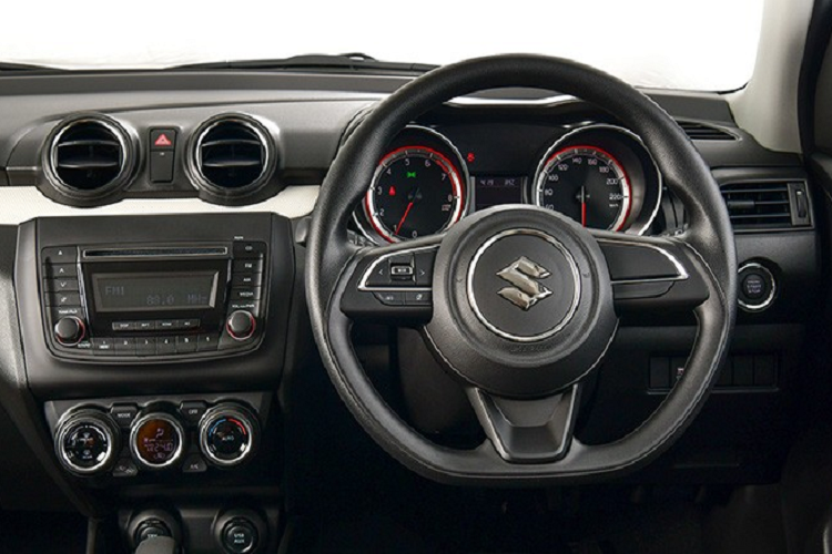 Bên trong xe, Suzuki Swift GL Plus Limitless Edition 2022 có những trang bị tiêu chuẩn như ghế bọc nỉ, tính năng mở cửa không cần chìa khóa, ghế lái chỉnh độ cao, điều hòa tự động, đầu CD/MP3, cổng USB/AUX và 2 loa.