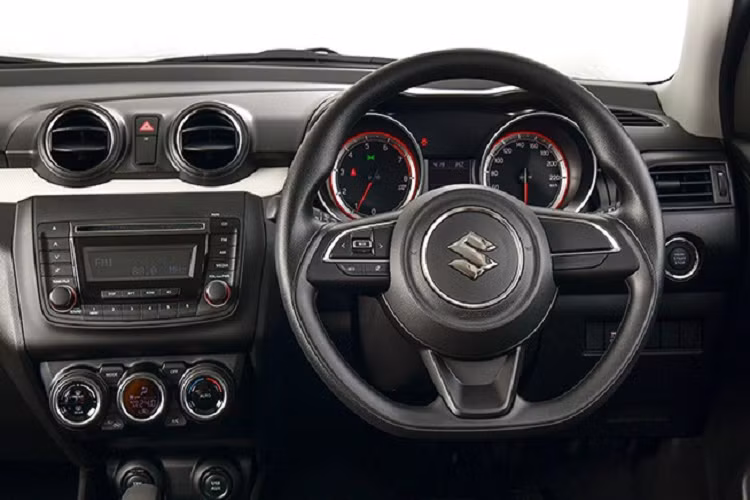 Bên trong xe, Suzuki Swift GL Plus Limitless Edition 2022 có những trang bị tiêu chuẩn như ghế bọc nỉ, tính năng mở cửa không cần chìa khóa, ghế lái chỉnh độ cao, điều hòa tự động, đầu CD/MP3, cổng USB/AUX và 2 loa.