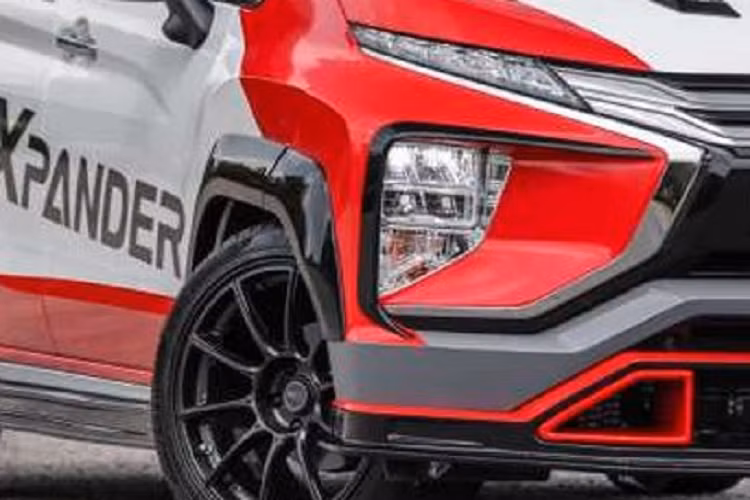 Hệ thống treo sau mới đến từ thương hiệu HWL. Cản trước thay đổi với bộ khuếch tán gió và hốc gió được thiết kế kiểu xe thể thao. Mâm xe 18 inch được chế tác riêng bằng vật liệu hợp kim siêu nhẹ đi kèm vòm bánh xe cỡ lớn.