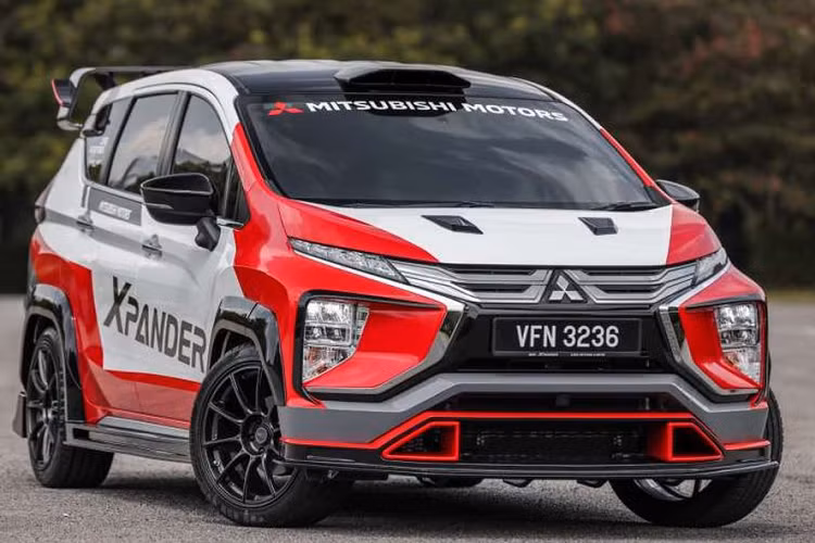  Mitsubishi Xpander Motorsport thể thao là sản phẩm hợp tác giữa Mitsubishi Malaysia và hãng độ Speedline Industries. Mẫu xe 7 chỗ này lấy nền tảng từ mẫu xe đua địa hình Xpander AP4, nhưng được tinh chỉnh để phù hợp và đáp ứng tiêu chuẩn vận hành công cộng.