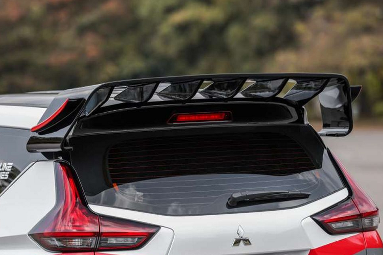 Chiếc xe sở hữu tone màu đỏ-trắng-xám, bộ tem đua thiết kế dựa trên AP4. Xe được bổ sung các chi tiết khí động học như cánh lướt gió trước, cánh lướt gió 2 bên và cánh gió cỡ lớn ở phía sau.