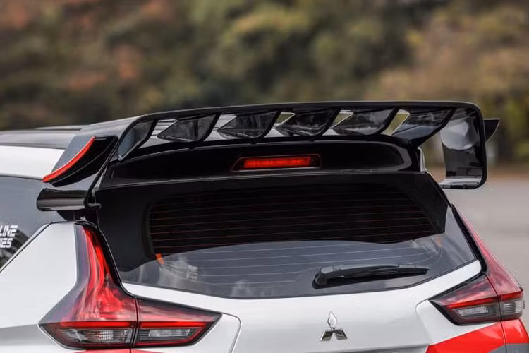 Chiếc xe sở hữu tone màu đỏ-trắng-xám, bộ tem đua thiết kế dựa trên AP4. Xe được bổ sung các chi tiết khí động học như cánh lướt gió trước, cánh lướt gió 2 bên và cánh gió cỡ lớn ở phía sau.