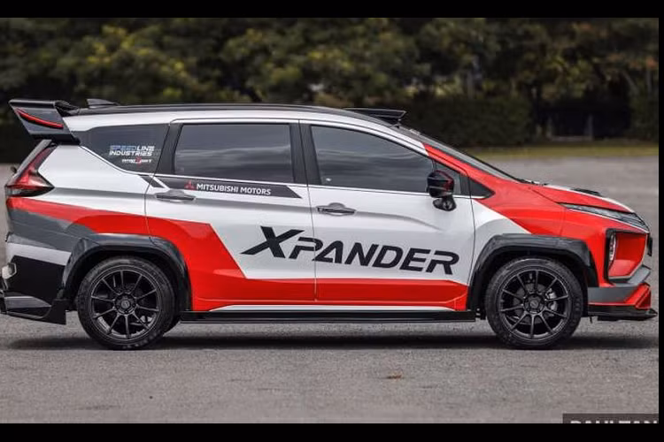 Cản trước thay đổi với bộ khuếch tán gió và hốc gió được thiết kế kiểu xe thể thao. Mâm xe 18 inch được chế tác riêng bằng vật liệu hợp kim siêu nhẹ đi kèm vòm bánh xe cỡ lớn.