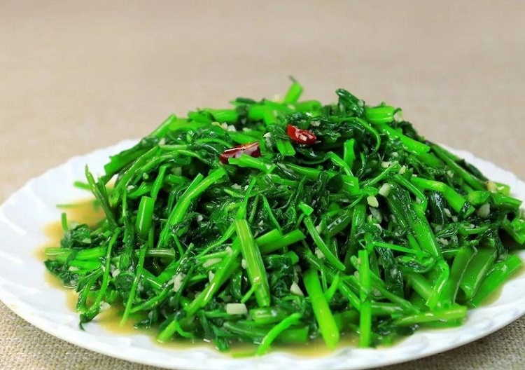 Ngam rau muong trong loai nuoc nay, luc xao xanh muot gion ngon-Hinh-5