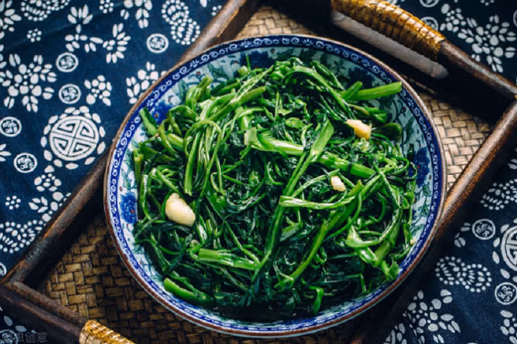 Ngâm rau muống trong loại nước này, lúc xào xanh mướt giòn ngon Ngam rau muong trong loai nuoc nay, luc xao xanh muot gion ngon