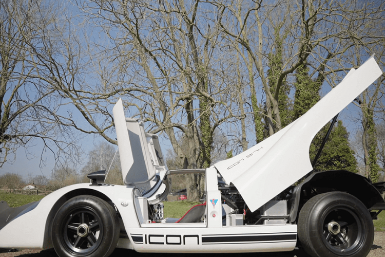 Vì vậy, cơ hội trải nghiệm lái một trong những quái thú này chỉ có trong mơ. Tuy nhiên, một người đàn ông tại Anh Quốc đang biến những ước mơ đó thành hiện thực với những bản sao không chỉ trông giống, mà còn có thể lái lái được thật trên đường phố công cộng. Kênh YouTube “The Late Brake Show” mới đây đã đăng tải một video thú vị giúp chúng ta tìm hiểu về một chiếc Porsche 917 hàng nhái như xịn.