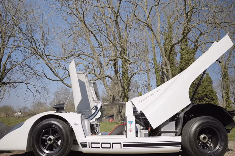 Vì vậy, cơ hội trải nghiệm lái một trong những quái thú này chỉ có trong mơ. Tuy nhiên, một người đàn ông tại Anh Quốc đang biến những ước mơ đó thành hiện thực với những bản sao không chỉ trông giống, mà còn có thể lái lái được thật trên đường phố công cộng. Kênh YouTube “The Late Brake Show” mới đây đã đăng tải một video thú vị giúp chúng ta tìm hiểu về một chiếc Porsche 917 hàng nhái như xịn.