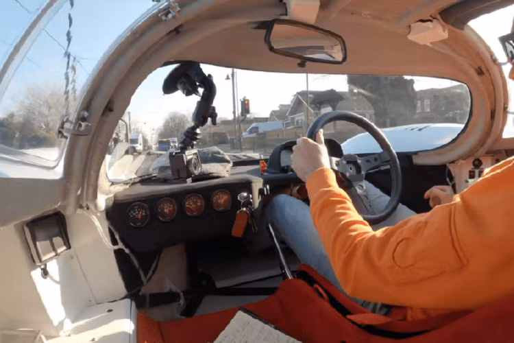 Cụ thể, Dave Eaton và John Hartland điều hành Icon Engineering ở Anh Quốc, và công ty này là nơi chịu trách nhiệm chế tạo các bản sao Porsche 917 từ con số 0. Thiết kế của họ mô phỏng đúng kiểu dáng thân xe nổi tiếng nhất, 917K - với K là chữ cái viết tắt cho “Kurz”, có nghĩa là "ngắn" trong tiếng Đức.