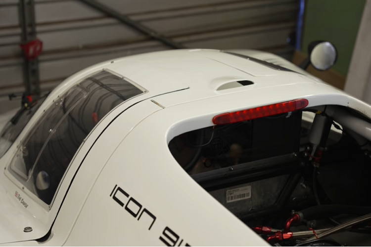 Theo Icon Engineering, giá xe Porsche 917 nhái là 250.000 bảng Anh (tương đương 7,5 tỷ đồng) cộng với thuế, nhưng nếu bạn muốn tự mình bổ sung động cơ, một bộ khung xe với đầy đủ bánh xe sẽ chỉ có giá 140.000 bảng Anh (4,2 tỷ đồng) cộng với thuế.