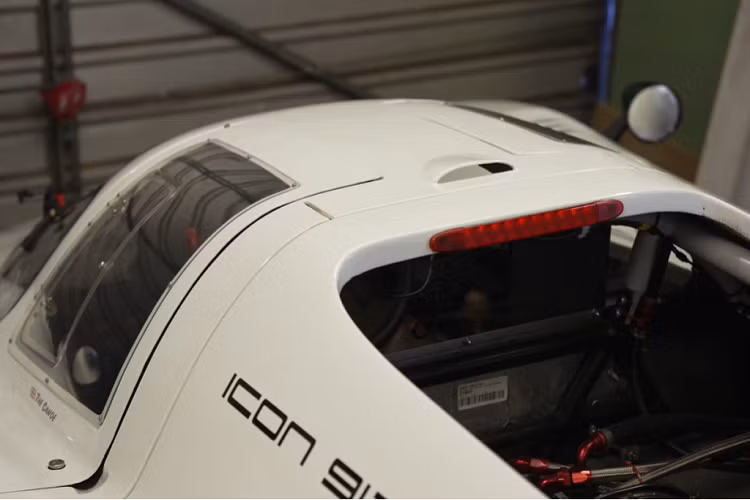 Theo Icon Engineering, giá xe Porsche 917 nhái là 250.000 bảng Anh (tương đương 7,5 tỷ đồng) cộng với thuế, nhưng nếu bạn muốn tự mình bổ sung động cơ, một bộ khung xe với đầy đủ bánh xe sẽ chỉ có giá 140.000 bảng Anh (4,2 tỷ đồng) cộng với thuế.