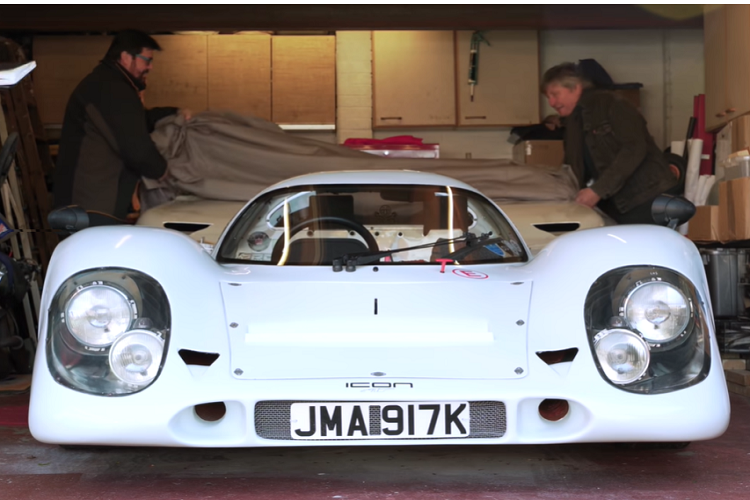 Chiếc xe bản sao này có một vài điểm khác biệt nhỏ so với bản gốc, cụ thể là khung gầm được tăng cường, giúp tăng thêm độ cứng và an toàn, nhưng bù lại thì trọng lượng cũng nặng hơn một chút.