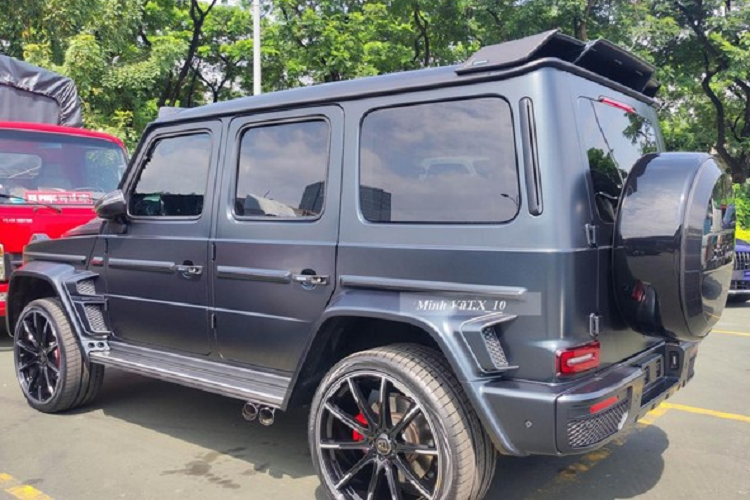 Điểm thú vị của Brabus 900 Rocket Edition vẫn là việc động cơ của bản tiêu chuẩn đã được thêm nhiều đồ chơi độ để giúp xe đạt công suất tối đa 887 mã lực, cao hơn 310 mã lực so với xe Mercedes-AMG G63 và mô-men xoắn cực đại lên mức 1.250 Nm, tăng thêm 400 Nm.