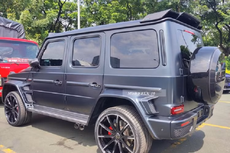 Điểm thú vị của Brabus 900 Rocket Edition vẫn là việc động cơ của bản tiêu chuẩn đã được thêm nhiều đồ chơi độ để giúp xe đạt công suất tối đa 887 mã lực, cao hơn 310 mã lực so với xe Mercedes-AMG G63 và mô-men xoắn cực đại lên mức 1.250 Nm, tăng thêm 400 Nm.