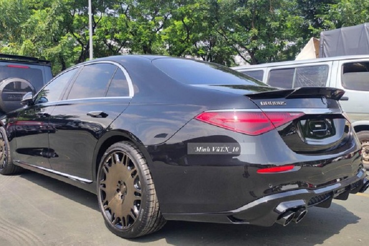 Nhờ đó, Brabus B50 chỉ mất 4,7 giây để tăng tốc từ vị trí xuất phát lên 100 km/h trước khi đạt tốc độ tối đa giới hạn điện tử 250 km/h. Mức giá xe Brabus B50 bán ra tại Việt Nam khoảng 8,1 tỷ đồng.