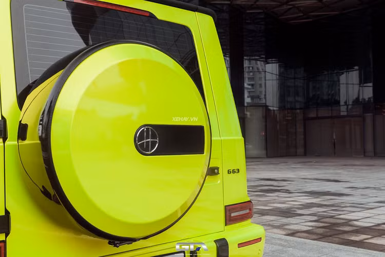 Nhờ công suất gần 600 mã lực này, chiếc xe dễ dàng tăng tốc từ 0-100 km/h chỉ tốn 4,5 giây cùng vận tốc tối đa 240 km/h. Mức giá xe Mercedes-AMG G63 độ Hofele khi mới về Việt Nam vào năm 2021 được chào bán khoảng hơn 12 tỷ đồng.