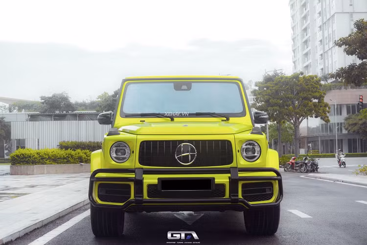 Tính đến thời điểm hiện nay số lượng Mercedes-AMG G63 ở Việt Nam đã có rất nhiều vì thế chủ xe đã quyết định lựa chọn thay đổi màu ngoại thất cho chiếc xe của mình nhằm tạo nên sự khác biệt khi xuất hiện.