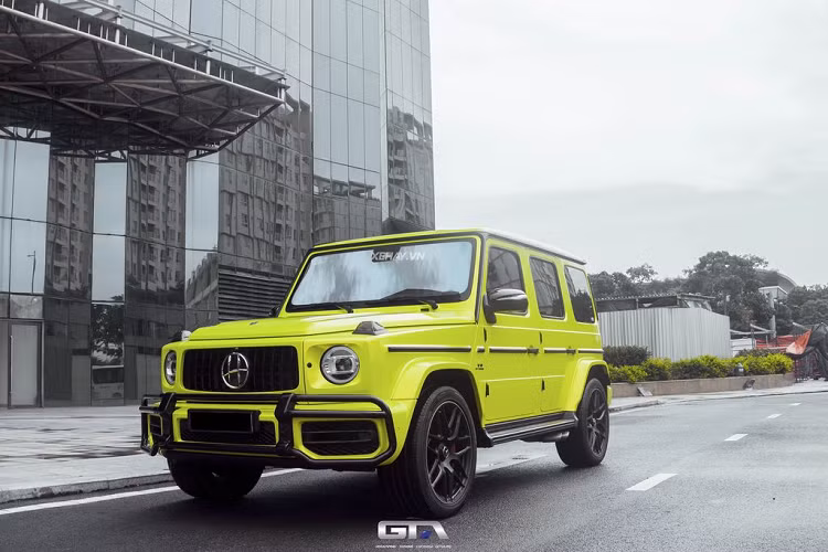 Nguyên bản chiếc Mercedes-AMG G63 độ Hofele trong bài sở hữu màu sơn ngoại thất đen tối giản. Trước đó, xe từng được chủ nhân dán decal màu China Blue và hiện tại lại được “lột xác” với màu “áo” vàng chanh - Yellow lemon độc đáo. Được biết, xe được dán đổi màu và lên ý tưởng tại GTA Wrapping.