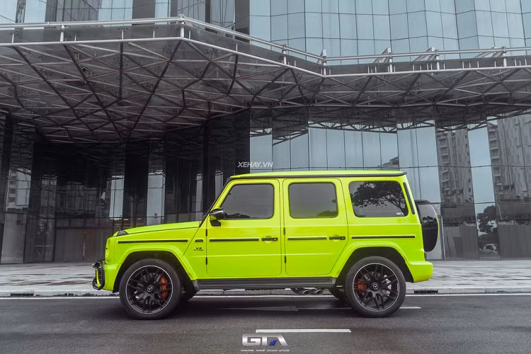 Đáng chú ý, chiếc Mercedes-AMG G63 này còn sở hữu gói độ Hofele. Tương tự Brabus, Hofele là cái tên khá nổi tiếng trong giới độ xe về những bộ bodykit dành riêng cho Mercedes.