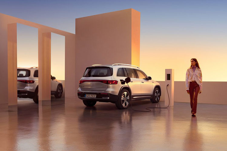 Dự kiến trong năm nay, Mercedes-Benz sẽ cho ra mắt mẫu SUV thuần điện EQB tới khách hàng Việt. Tại thị trường nước ta, Mercedes-Benz EQB 2022 chạy điện sẽ cạnh tranh cùng các đối thủ Vinfast VF 8, Hyundai IONIQ 5 và Kia EV6