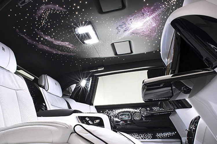 Mẫu xe này có tùy chọn ghế ngồi kết hợp giữa chất liệu da và vải hoặc kết hợp 2 loại vải đặc biệt với nhau. Phiên bản mới của Phantom cũng đồng thời giới thiệu tính năng “Rolls-Royce Connected”.