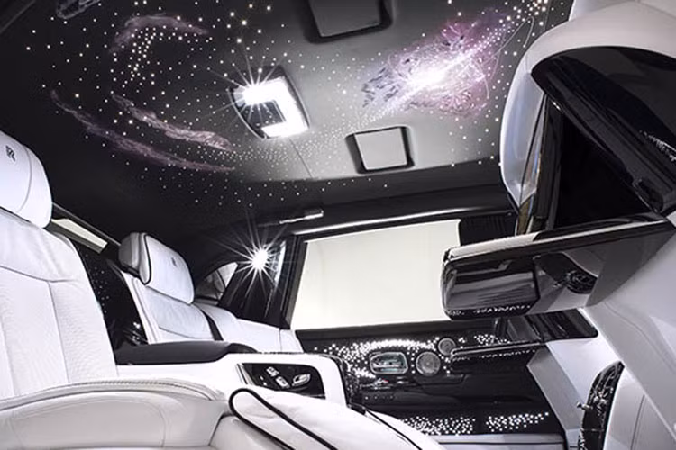 Mẫu xe này có tùy chọn ghế ngồi kết hợp giữa chất liệu da và vải hoặc kết hợp 2 loại vải đặc biệt với nhau. Phiên bản mới của Phantom cũng đồng thời giới thiệu tính năng “Rolls-Royce Connected”.