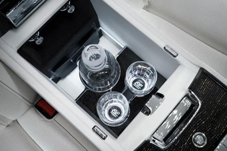 Tính năng “Rolls-Royce Connected” được tích hợp hệ thống điều hướng vào ứng dụng Whispers đặc quyền của Rolls-Royce, cho phép chủ xe gửi trực tiếp thông tin địa chỉ đến phương tiện của mình. Tính năng này cũng hiển thị vị trí và tình trạng an ninh của chiếc xe. Chỉ với một nút bấm, chủ sở hữu có thể liên hệ với đại lý ưu tiên để thực hiện bất kỳ yêu cầu nào về dịch vụ bảo dưỡng và sửa chữa.