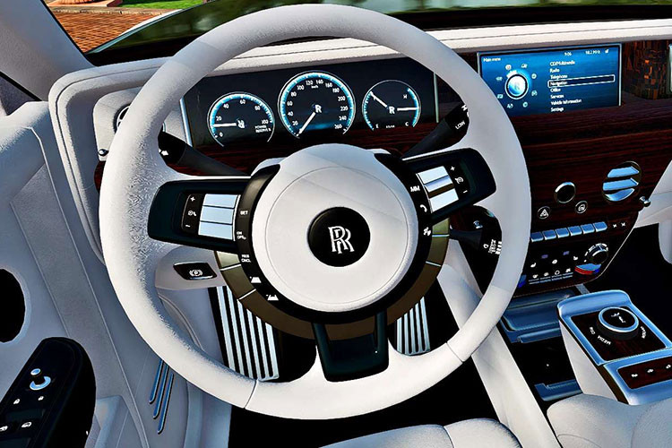 Nội thất xa hoa của Rolls-Royce Phantom không được thay đổi gì nhiều, ngoại trừ có vô lăng dày hơn đời cũ nhằm mang đến cảm giác cầm lái tốt hơn. Trong lần giới thiệu này, Rolls-Royce cũng giới thiệu phiên bản cá nhân hóa (bespoke) Phantom Platino.