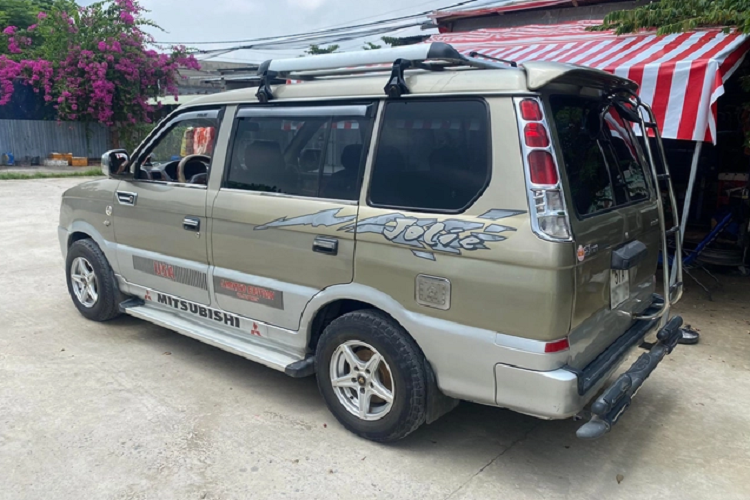 Trái tim của Mitsubishi Jolie là động cơ 4G63 với dung tích 2.0L, đi kèm hệ thống phun xăng điện tử đa điểm (MPI), DOHC 16 van cho công suất cực đại 121 mã lực tại vòng tua 5,500 vòng/phút và momen xoắn cực đại 17.3 kg.m tại vòng tua 3,000 vòng/phút.