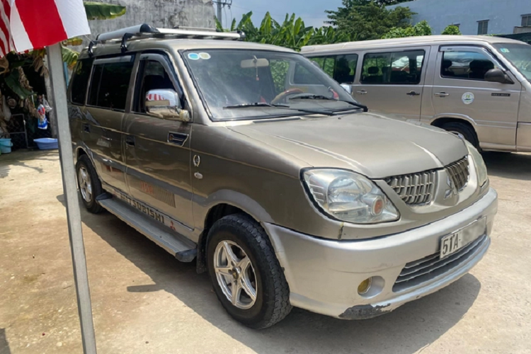 Mẫu xe Mitsubishi Jolie 7 chỗ ngồi này có chiều dài 4.320 mm, rộng 1.650 mm, cao 1.800mm. Nó có kích thước nhỏ hơn đối thủ đương thời Toyota Zace. Chiếc Mitsubishi Jolie vẫn giữ được ngoại hình tương đối "phong độ". Tem sườn – xu thế từng phổ biến trong những năm 2000 vẫn được giữ nguyên vẹn, chưa bong tróc.