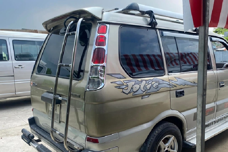 Nội thất xe vẫn khá nguyên bản với sự kết hợp giữa chất liệu nỉ và nhựa giả gỗ. Tuy vậy, một số chi tiết trên chiếc Jolie đã xuất hiện dấu hiệu của thời gian. Đây là điều khó tránh khỏi với một chiếc xe đã lăn bánh trong gần 2 thập kỉ.