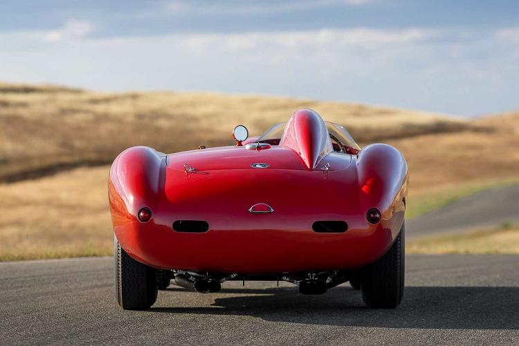 Để có mối liên hệ chặt chẽ hơn với Shelby, buổi đấu giá còn bao gồm chiếc cúp từ lần đầu tiên ông giành chiến thắng cùng chiếc xe vào năm 1956 và chiến thắng cuối cùng của ông vào năm 1958. Biển số xe đua Nassau 1957 ban đầu cũng được bán kèm với chiếc xe này.